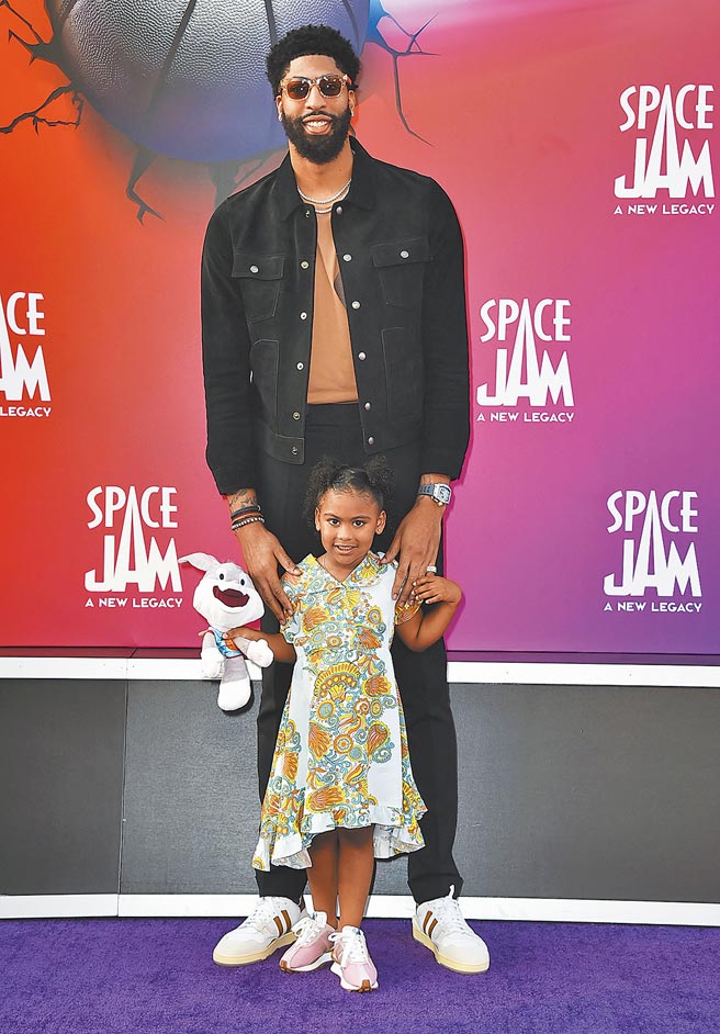 湖人球星安东尼戴维斯与爱女娜拉。（美联社资料照片）