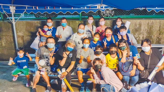 女足好手包欣玄（前排左四）在惜别会和台中蓝鲸的粉丝合影留念。（台中蓝鲸提供）
