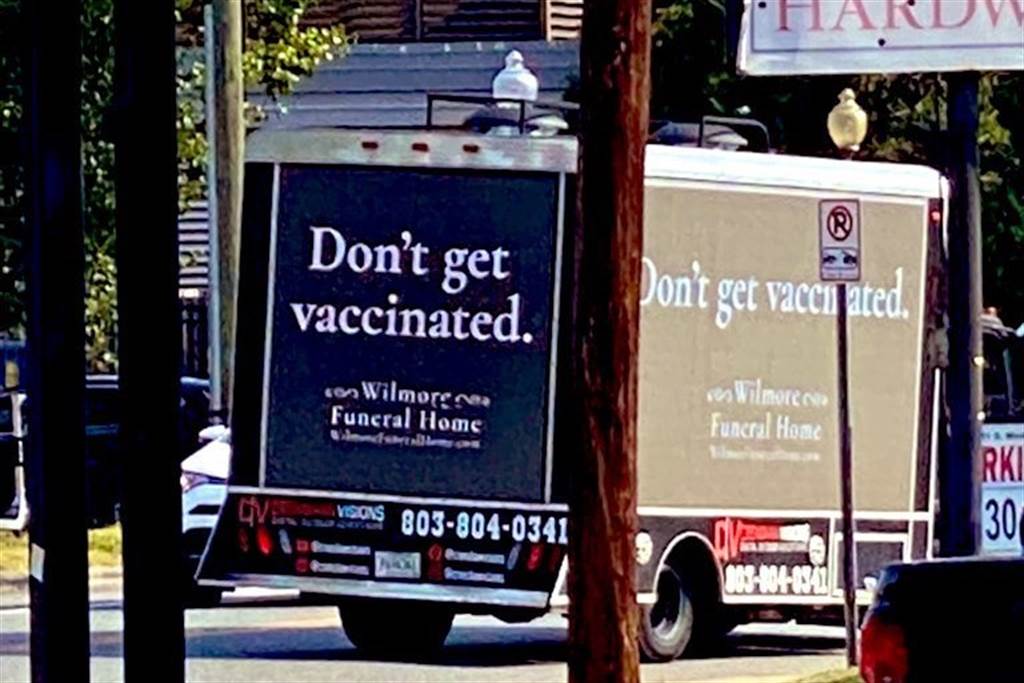 网友分享发现印有「不要打疫苗」广告的面包车。（图／翻摄(photo:ChinaTimes)