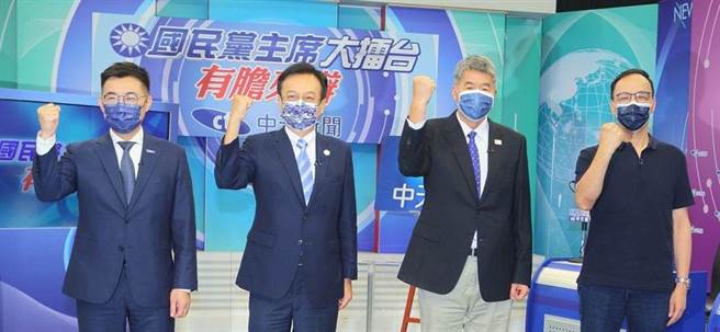 中天新聞18日舉辦《國民黨主席大擂台-有膽來辯》辯論會，左起江啟臣、卓伯源、張亞中、朱立倫。(中天新聞提供)
