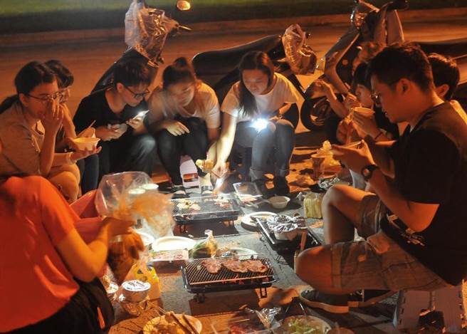许多人很好奇到底中秋烤肉活动是如何在台湾兴起的，有人认为与1986年的「一家烤肉万家香」电视广告有关。但是这个广告有烤肉，却没有中秋节因素在内。图为台北市青年在中秋节聚集烤肉。（图／本报资料照片）