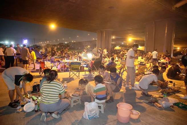 台北福和桥下一直是中秋节烤肉的热门地点，但因烤肉活动造成的垃圾与脏乱问题也令人困扰。（图／本报资料照片）