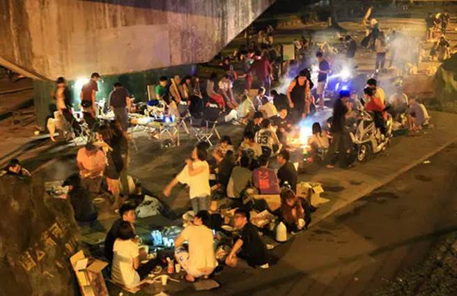 1990年代赴大陆经商与工作的台商、台干们，把台湾中秋节烤肉习惯带到大陆，也受到当地不少人的欢迎。图为广州台商与干部门在中秋举办户外烤肉活动。（图／网路)