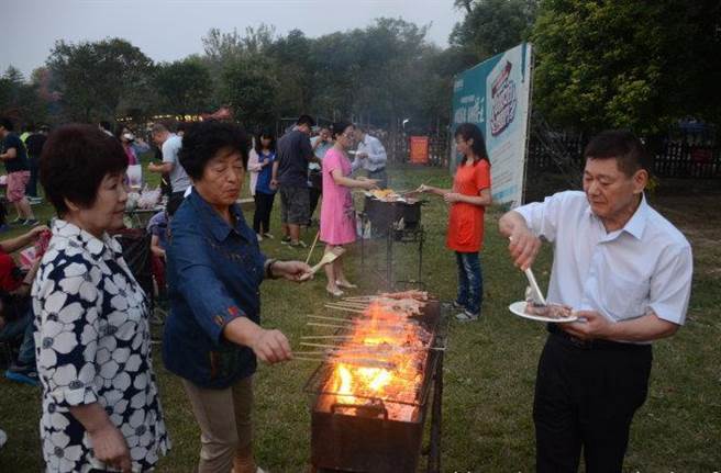 在台商的推介之下，不少大陆地方政府也会在中秋节为台商举办中秋烤肉联谊活动。图为江苏泰州的中秋台商烤肉活动。（图／新浪网)