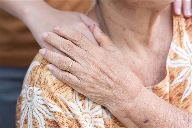 有好的倾听者能增加大脑健康！大脑认知退化与它有关。(示意图/Shutterstock)