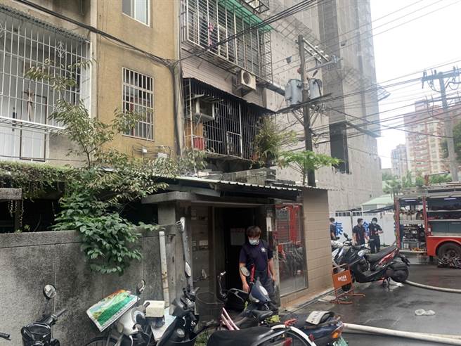 新北市板橋區介壽街84巷一處民宅今（21）日發生火災，造成2名住戶當場受困火場中，其中1名80多歲年邁婦人當場無呼吸心跳。（民眾提供）