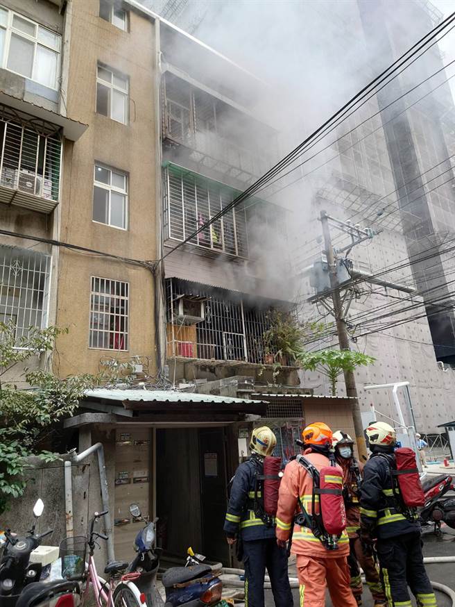 新北市板橋區介壽街84巷一處民宅今（21）日發生火災，造成2名住戶當場受困火場中，其中1名80多歲年邁婦人當場無呼吸心跳。（民眾提供）