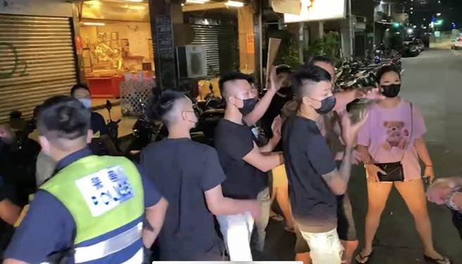 三重区今（21）日发生买酒斗殴纠纷，其中有人背部溅血，甚至攻击记者。（翻摄照片／戴上容新北传真）