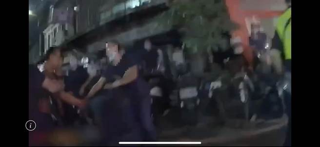三重区今（21）日发生买酒斗殴纠纷，其中有人背部溅血，甚至攻击记者。（翻摄照片／戴上容新北传真）