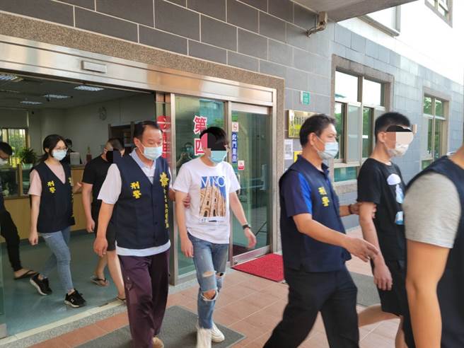 台南观汐平台约谈判，现场14车爆打1人，警方传唤10余名涉案份子到案送办。(戴志扬翻摄)
