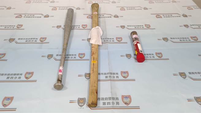 台南观汐平台约谈判，现场14车爆打1人，警方传唤10余名涉案份子到案送办，并起出做案工具。(戴志扬翻摄)
