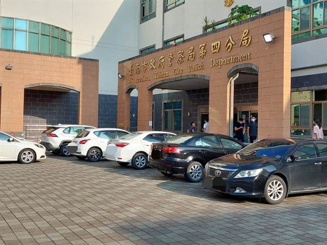 台南观汐平台约谈判，现场14车爆打1人，警方传唤10余名涉案份子到案送办同时查扣车辆。(戴志扬翻摄)

