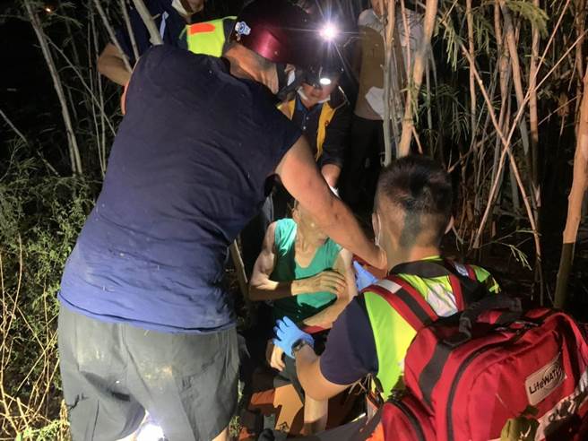 金門8旬蔡姓老翁走失卡魚塭旁樹枝， 警軍消大批人力摸黑搜索平安尋獲。（警方提供）