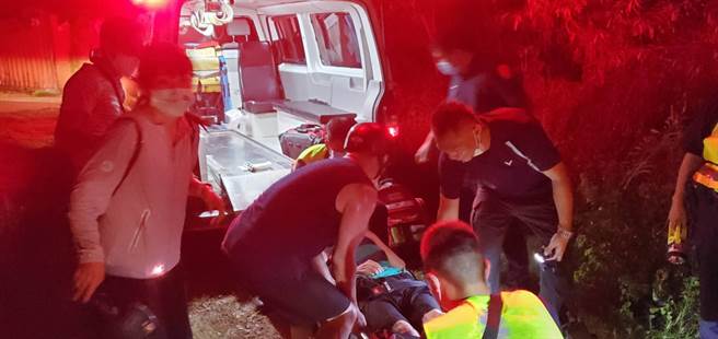 金門8旬蔡姓老翁走失卡魚塭旁樹枝， 警軍消大批人力摸黑搜索平安尋獲。（警方提供）