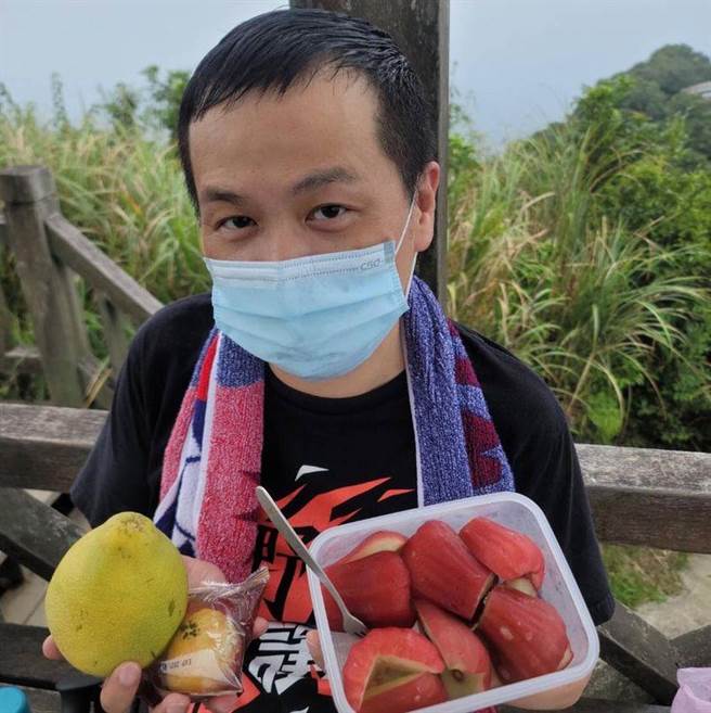 罗智强今早分享登顶后吃莲雾餐照片。（图片摘自罗智强脸书）