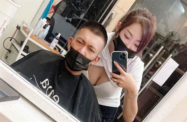 凤梨晒出与性感女友合影。（图／翻摄自yi0107 IG）