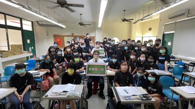 市长黄伟哲（中）今宣布今年教师考核奖金提前至10月25日发放。（台南市政府提供／曹婷婷台南传真）