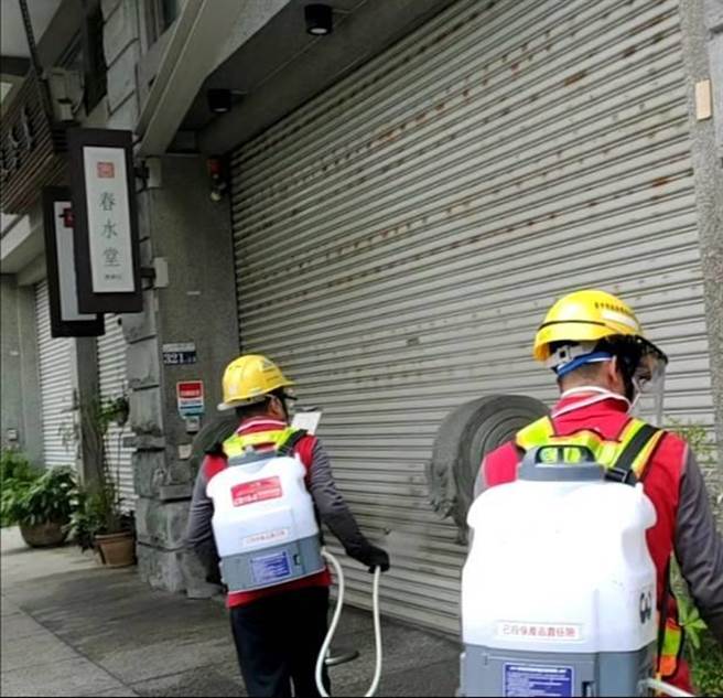 台中市環保局今天到染疫女留學生用餐的春水堂豐樂店用午餐消毒。（台中市府提供／盧金足台中傳真）