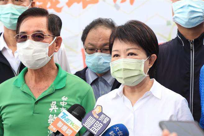 针对国民党主席改选，台中市长卢秀燕（右）乐见多人愿意出来争相承担，但希望选举过程及选后都要「团结和谐」。（王文吉摄）