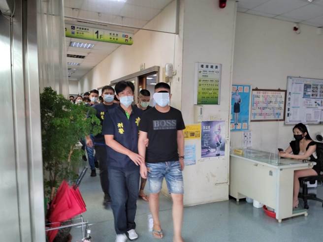 觀夕平台深夜鬥毆，警方逮獲10名傷人嫌犯。（讀者提供∕程炳璋台南傳真）