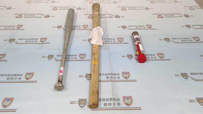 警方查扣觀夕平台鬥毆做案用棍棒。（讀者提供∕程炳璋台南傳真）