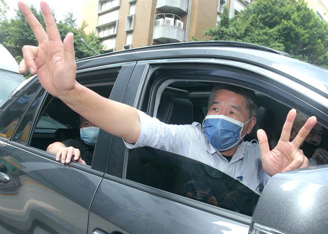 國民黨黨魁候選人張亞中赴HitFm《POP撞新聞》節目接受主持人黃暐瀚專訪，他表示自己當選國民黨黨主席後，一定會赴陸進行對話，並簽署兩岸和平備忘錄。(粘耿豪攝)