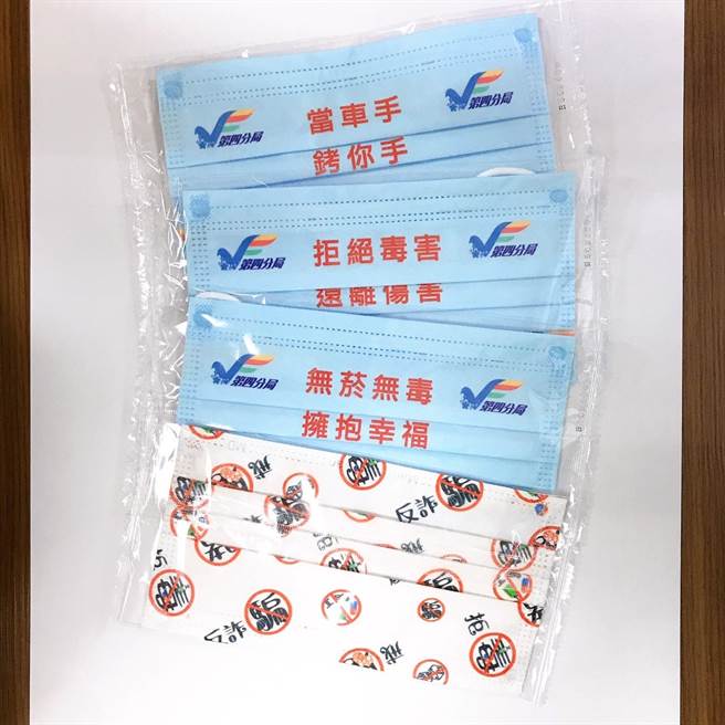 台中市警察局第四分局设计的随身防疫小物，结合时势，将活动获选的标语印制于口罩上，（民眾提供／卢金足台中传真）