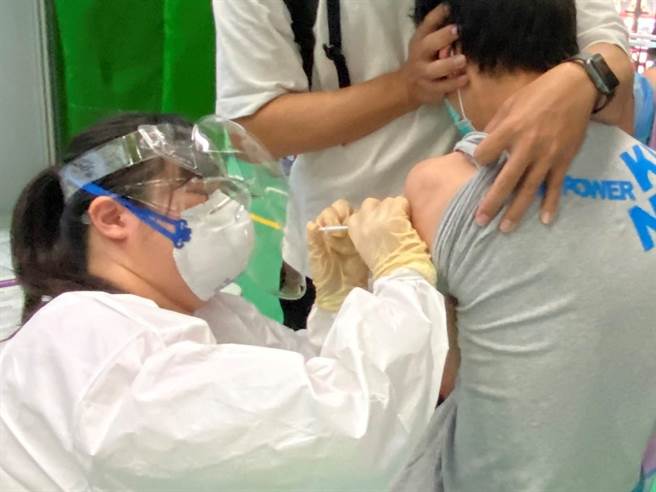 台北市明起將為年滿12歲至17歲的青少年，進行BNT疫苗接種，教育局提醒，學生務必以良好的身體狀態，並攜帶健保卡。（本報資料照片）