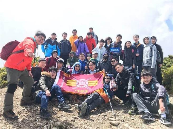 師大附中教師江青釗（左1）認為，能讓學生學會互相合作，是登山最大的收穫。（教育部提供／李侑珊台北傳真）