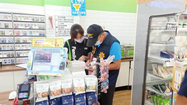 金门全家超商协助拦阻网路诈骗，警方实地了解过程。（警方提供）