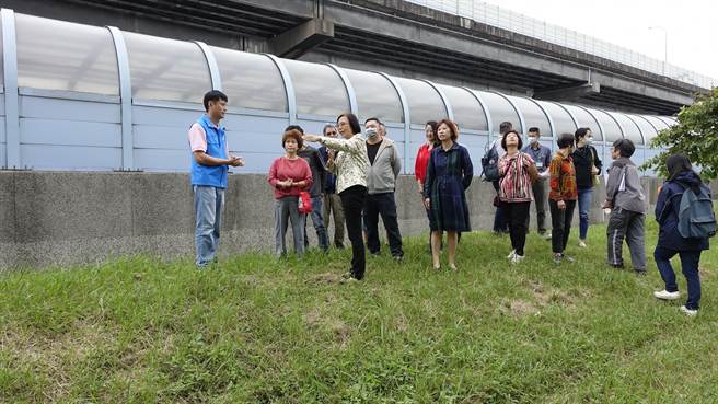 新北市议员李翁月娥（中，手举起）1年前与景观处等多单位会勘，预计彩绘墙面、增添设施（李翁月娥提供／戴上容新北传真）