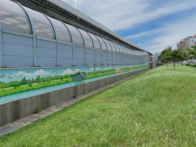 三重区公所已将墙面彩绘美化完成，墙面融入「新北大都会公园-熊猴森乐园」内台湾黑熊、蓝鹊等共融游具的主题意象（戴上容摄）