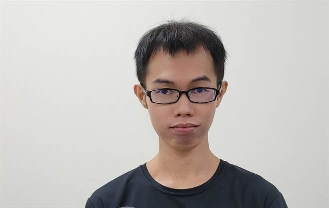 网红邓佳华被法拉利姐爆料脱单了。（图／FB@邓佳华）