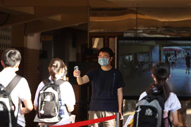 教育部今(21)日公布最新全国确诊学生人数，已连续3天没有新增案例，累计全国学生确诊个案维持在754人。图为老师在校外先进行手部消毒并量额温。（示意图，邓博仁摄）