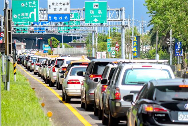 今天是中秋连假最后一天，国道5号出现北返车潮，车潮预估晚间10时后纾解。（李忠一摄）