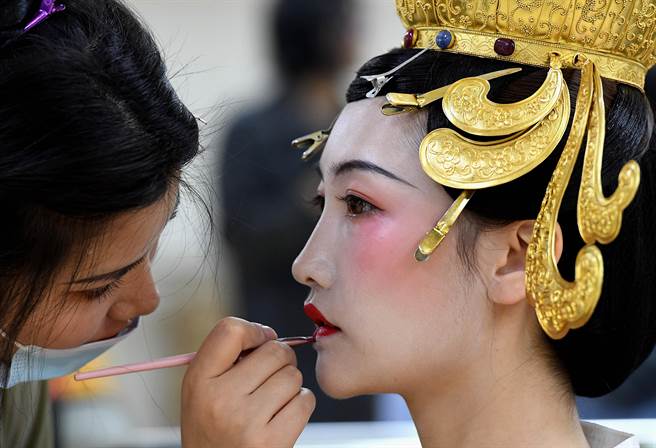 文章称，一名「佛媛」在社交帐号上的生活是这样：在豪宅里起床喝个早茶，抱着大牌包包打坐修行，抄经焚香叩拜，打玻尿酸塑造佛相，穿开衩袈裟吊带佛衣，逢年过节开着跑车上山进香，时不时分享哪个寺庙最出片儿，每条视讯都得写一些「佛言佛语」烘托清静无为的气氛。（示意图，新华社）