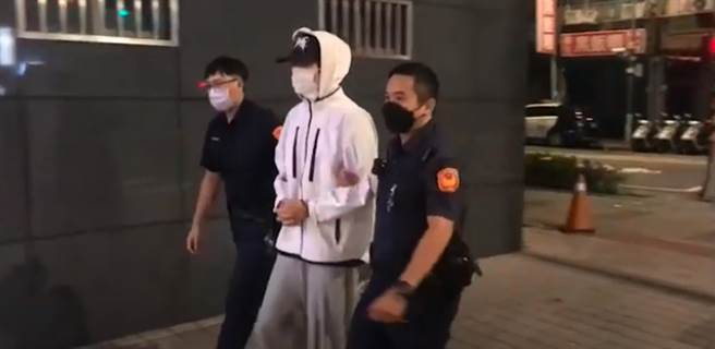 多项诈欺前科的王姓男子，遭新北地检署、新北地院等5案通缉，8月中旬，又在网路卖iPhone 12手机，声称只要拿旧手机、4310元即可换。（影片截图）