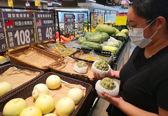 大陆突袭式宣布暂停输入台湾释迦与莲雾，农委会扬言要上告WTO。图为民眾在超市选购台东释迦。（资料照，陈君玮摄）