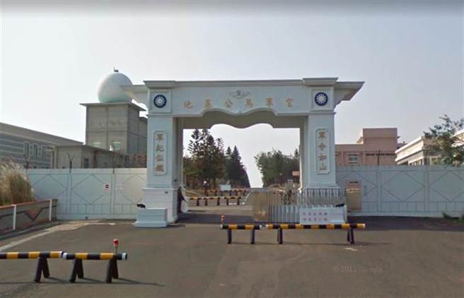 空军嘉义基地一架F-16V汉光37号演习前夕在训练飞行途中警示灯亮，经转降澎湖逾一周尚未修復。(中时资料库)