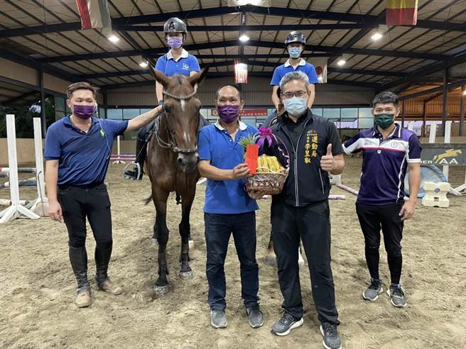 台中市府运动局长李昱叡代表市长卢秀燕，向马术代表队加油打气。（台中市府提供／卢金足台中传真）
