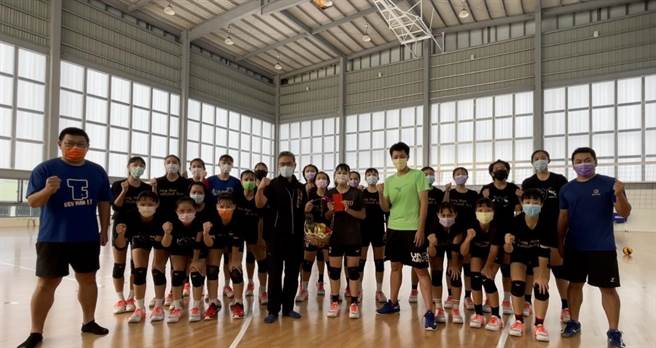 台中市府运动局长李昱叡代表市长卢秀燕，中秋连假向仍在集训的女子排球代表队加油打气。（台中市府提供／卢金足台中传真）