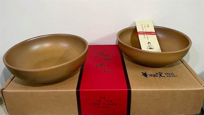 民进党团总召柯建铭今天选购华陶窑割稻碗作为今年中秋礼物（翻摄柯建铭脸书）