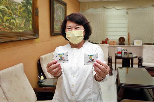 嘉義市長黃敏惠贈送將施打疫苗的學生小冰寶，希望緩解接種後的不適。（嘉義市政府提供／張亦惠嘉縣傳真）