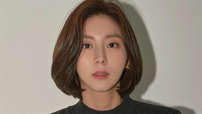 Uie近日花钱找来摄影师，为她苦练多时的好身材留下记念，让网友相当惊艷。（图／IG@kim_uieing49）