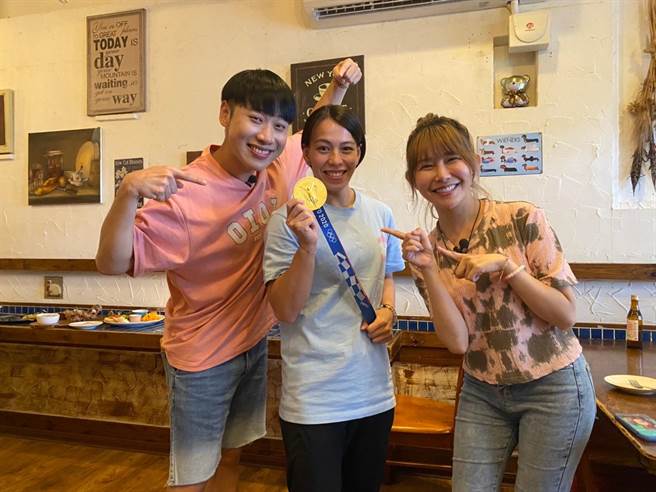 郭婞淳（中）帶著小賴與阿樂體驗舉重訓練。（TVBS提供）