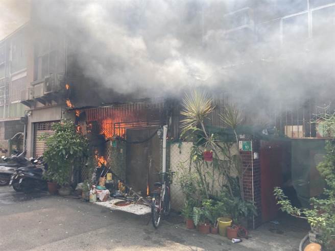 警消人员到场时，洪家已全面燃烧，女儿还在2楼待救。（读者提供∕程炳璋台南传真）