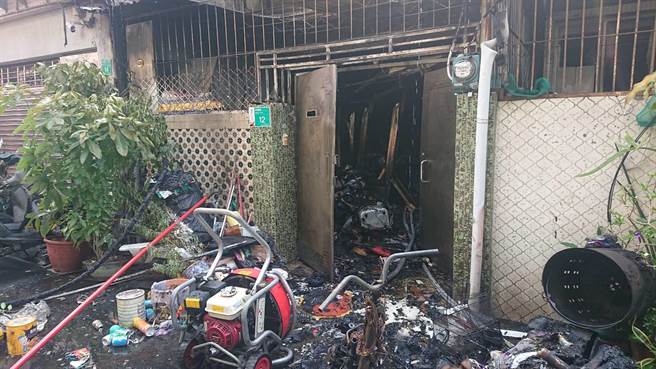 洪家门口堆放大量杂物与停放机车，全都付之一炬。（程炳璋摄）