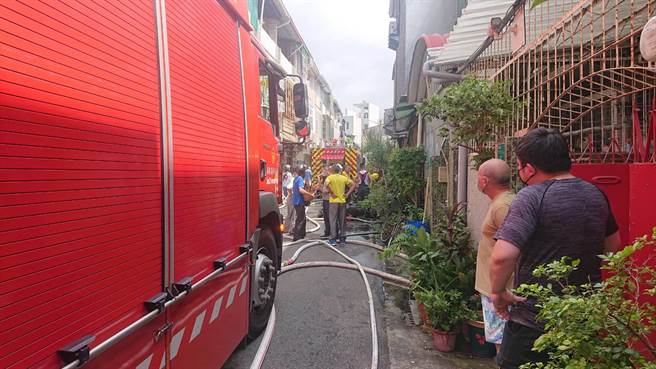 起火的洪家位在窄小巷子内。（程炳璋摄）