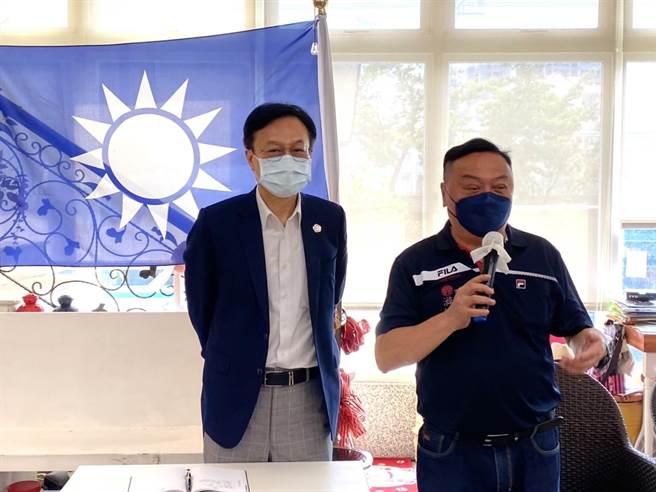員林市長游振雄（右）出席座談會，表態支持卓伯源。（謝瓊雲攝）
