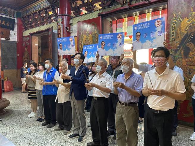 卓源伯(右四)在眾人陪同下前往員林衡文宮參拜。（謝瓊雲攝）